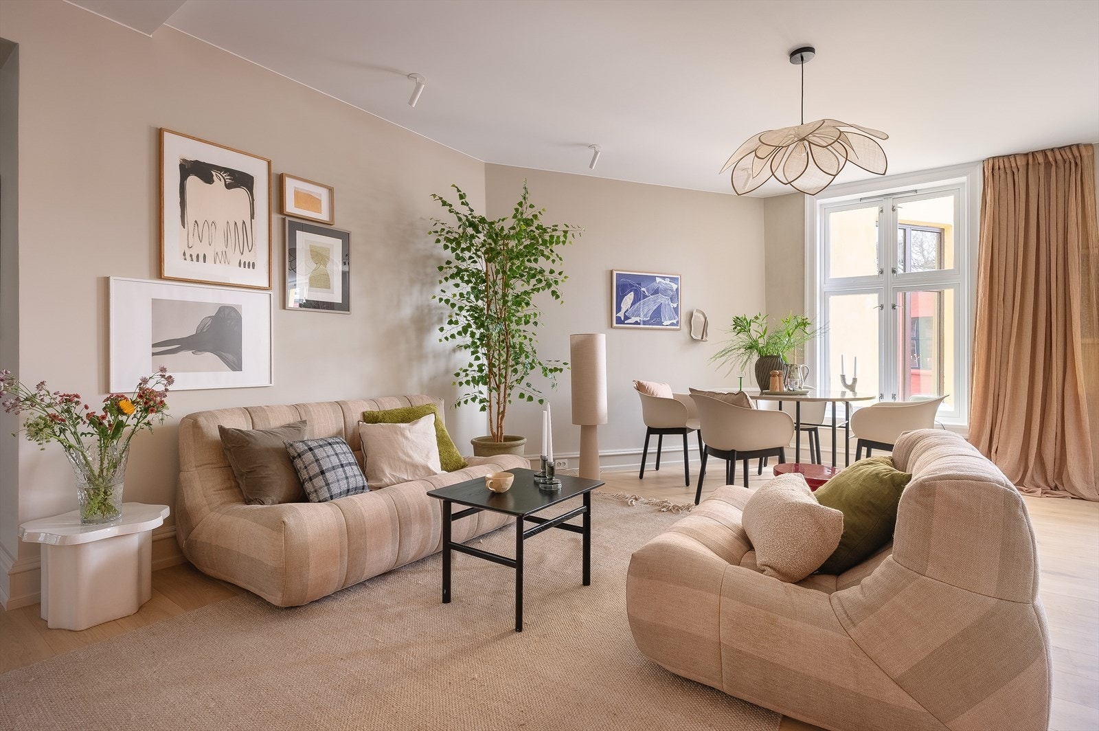 Leiligheten ligger i et attraktivt og sentralt boligområde på Skillebekk i Oslo. Det er gangavstand til flotte tur- og rekreasjonsområder, som blant annet Skarpsnoparken og Frognerparken. Galleribilde