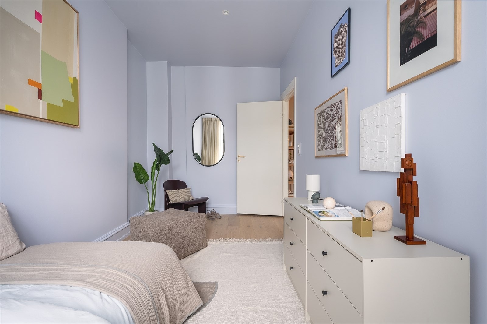 Rommet gir god plass til seng, nattbord og garderobe. Galleribilde