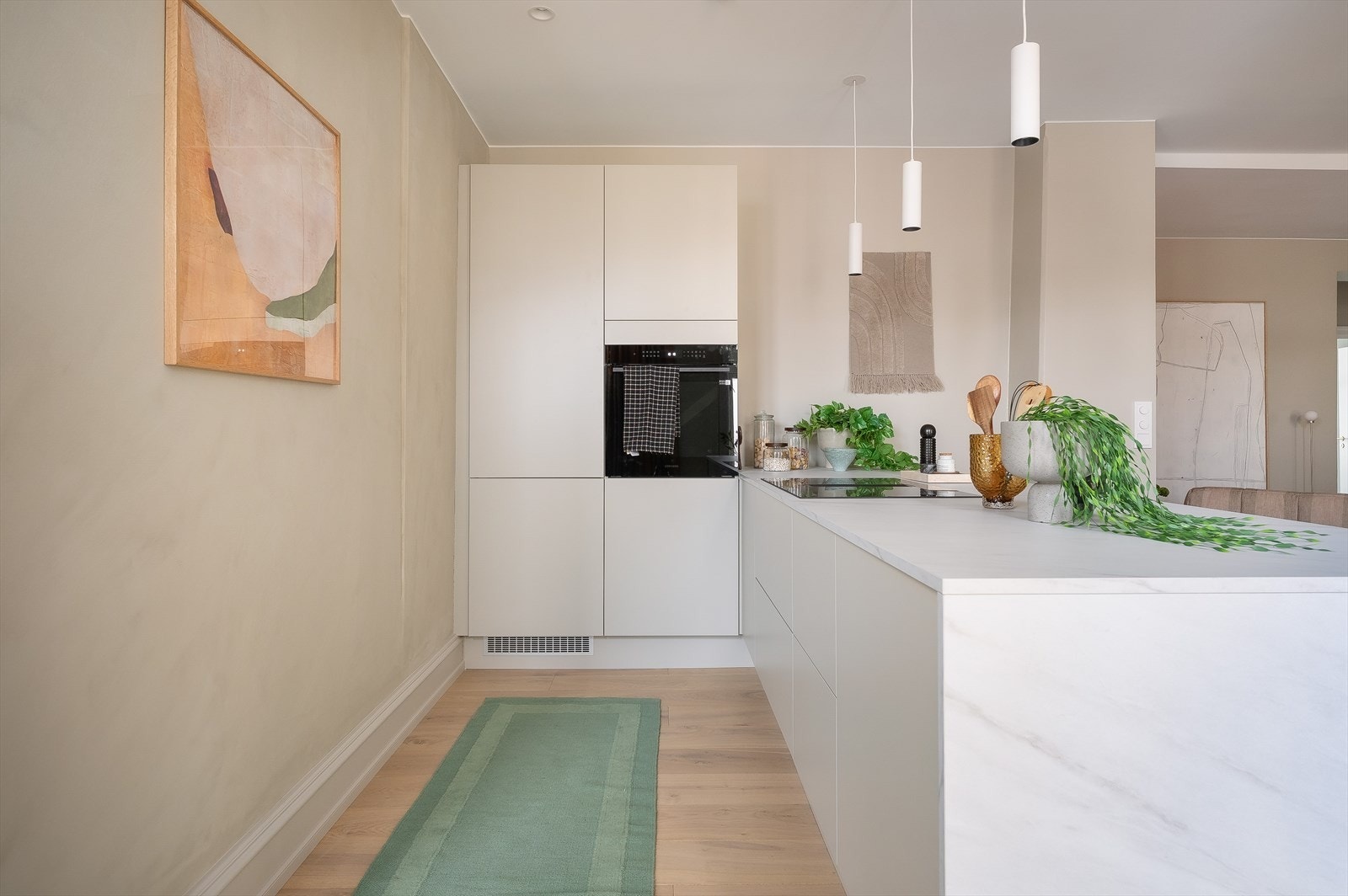 Stekeovnen finner du i praktisk arbeidshøyde. Galleribilde