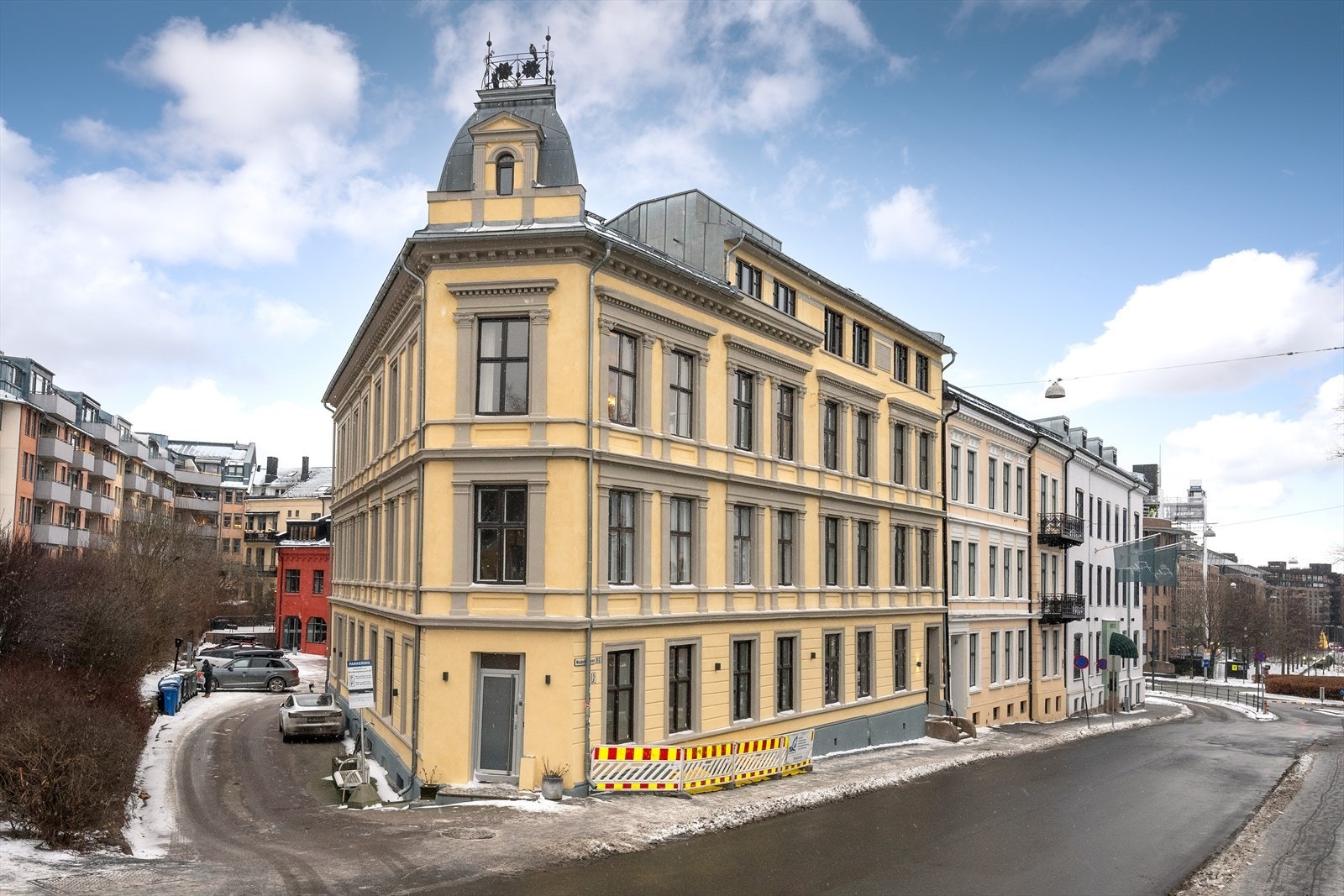 Fasade. Her bor du i en stille og rolig gate, som er stengt med bom i enden. Leiligheten disponerer en parkeringsplass i bakgården. Galleribilde