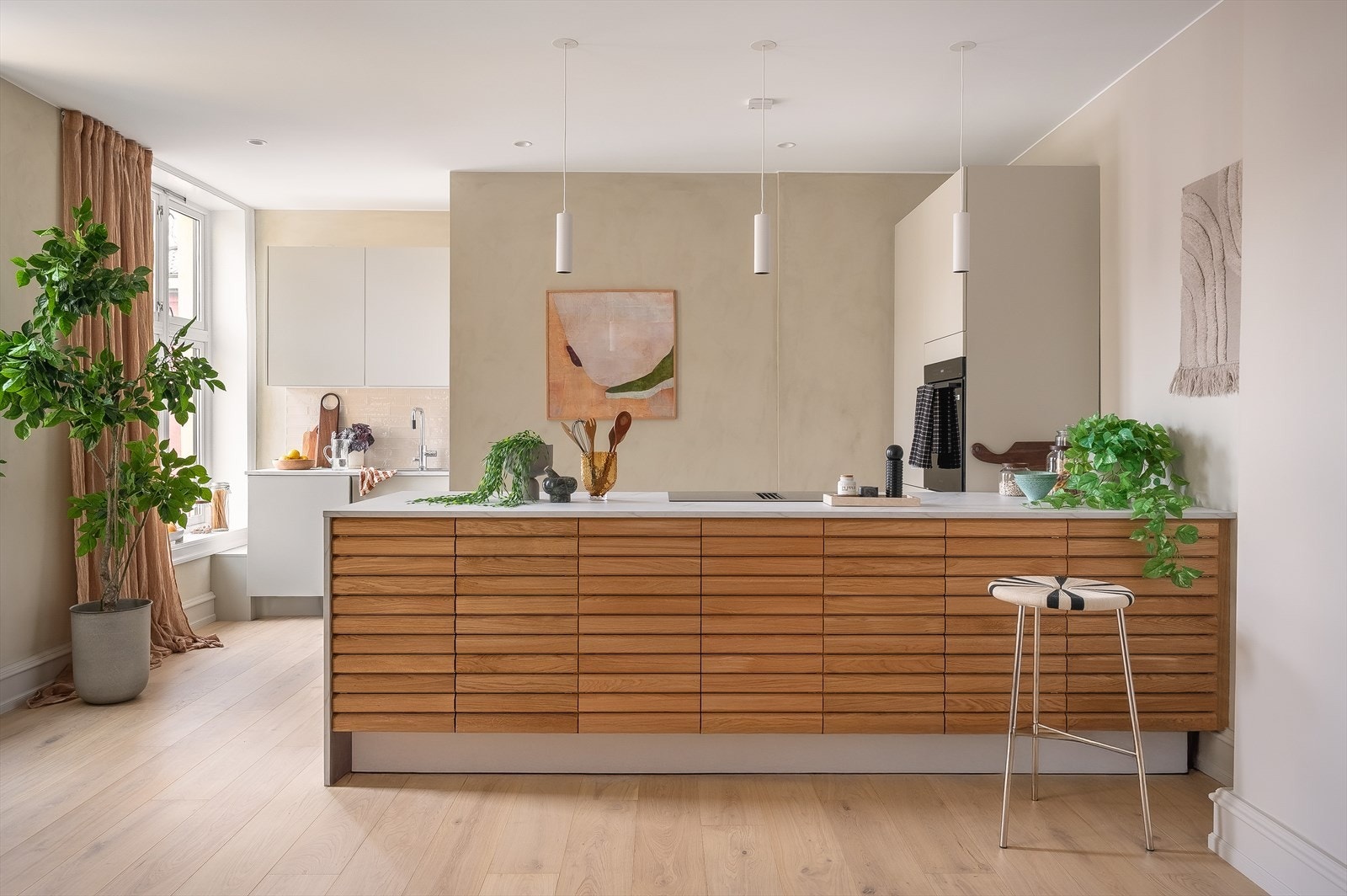 Her har du rikelig med skap- og benkeplass å boltre deg på! Galleribilde