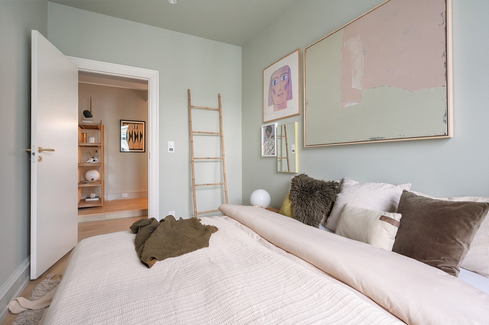 I hjørnet har du plass til garderobeløsning. Galleribilde