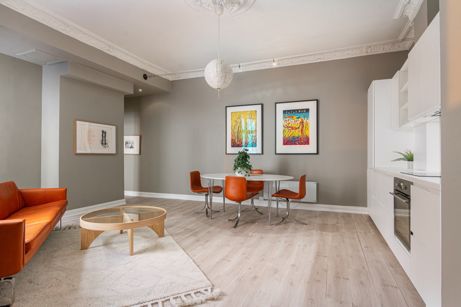 Leiligheten ligger i byggets 1. etasje, skjermet fra gatebildet, og byr på en behagelig kombinasjon av klassiske detaljer og moderne oppgraderinger. Galleribilde