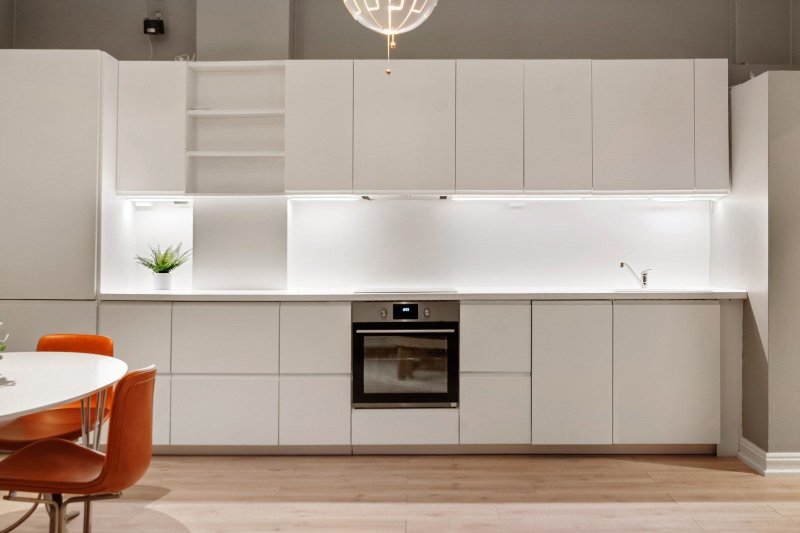 Kjøkken fra 2017 med integrerte hvitevarer. Galleribilde