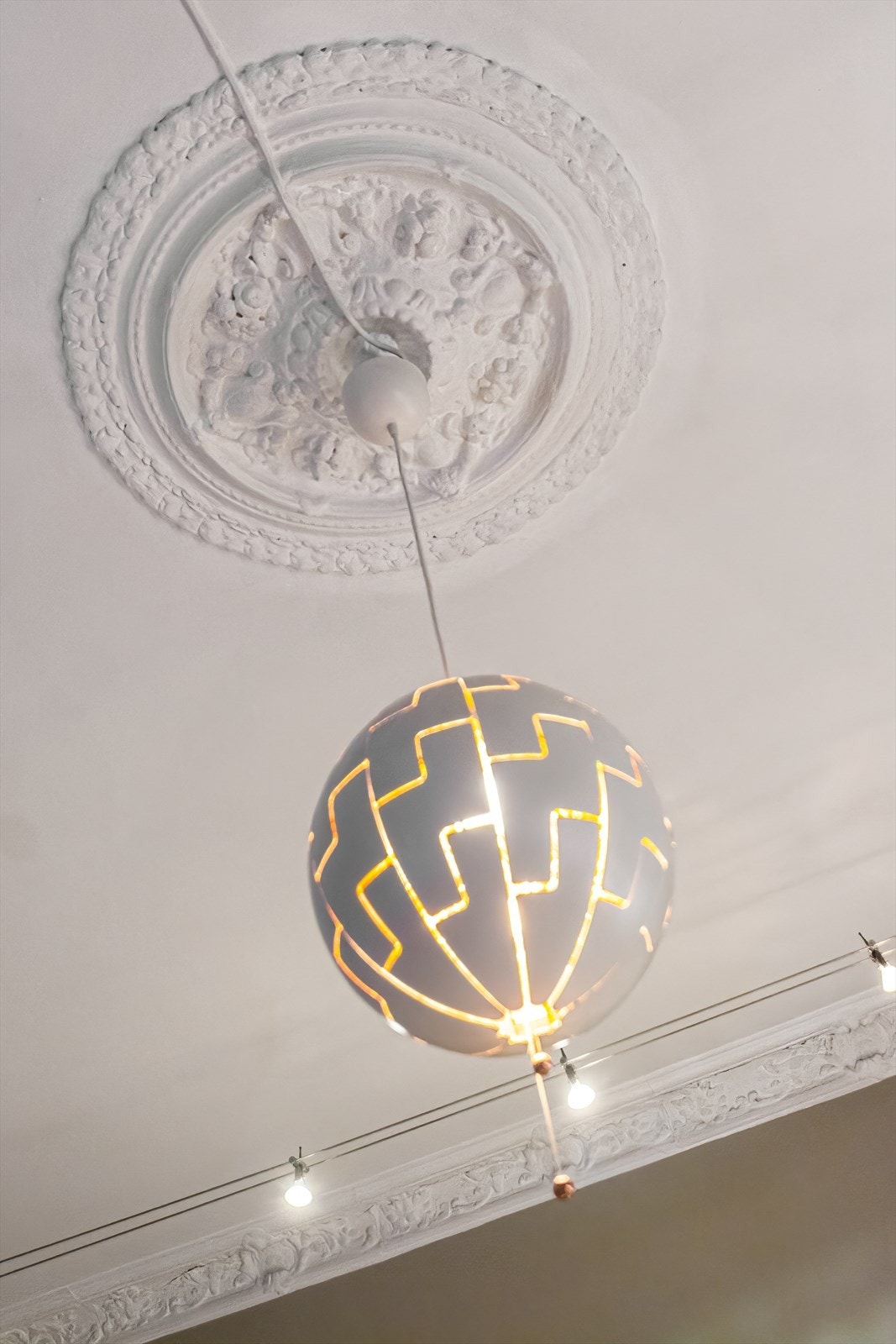 Tak i stue, inkl. stukkatur, malt i 2016. Galleribilde