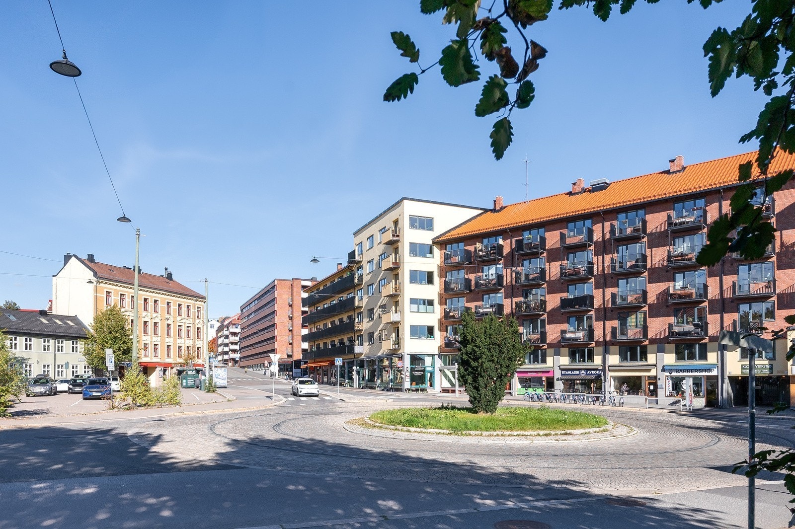 Borettslaget ligger rett ved Advokat Dehlis plass på Bjølsen, med enkel tilgang til buss. Galleribilde