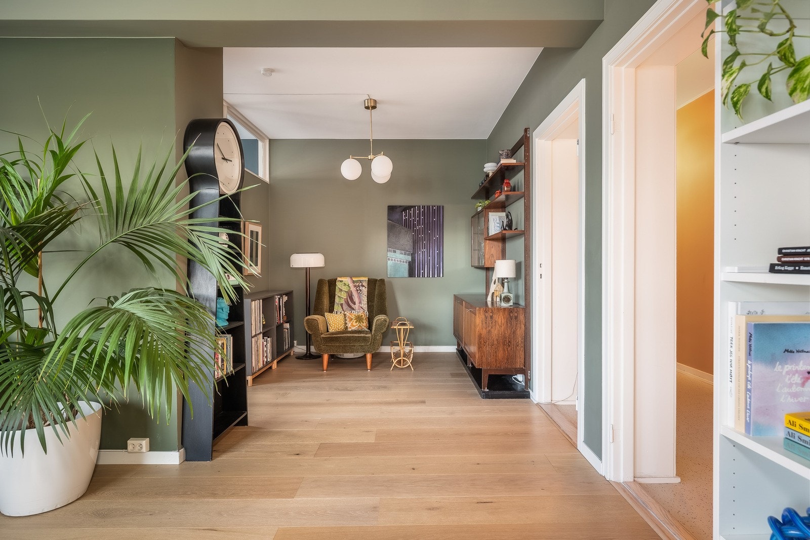 I perioden 2019-2020 ble stue og soverom pusset opp. En vegg ble fjernet for å åpne opp stuen, og alle flater ble helsparklet og malt. Det ble lagt ny parkett og montert nye lister. Galleribilde