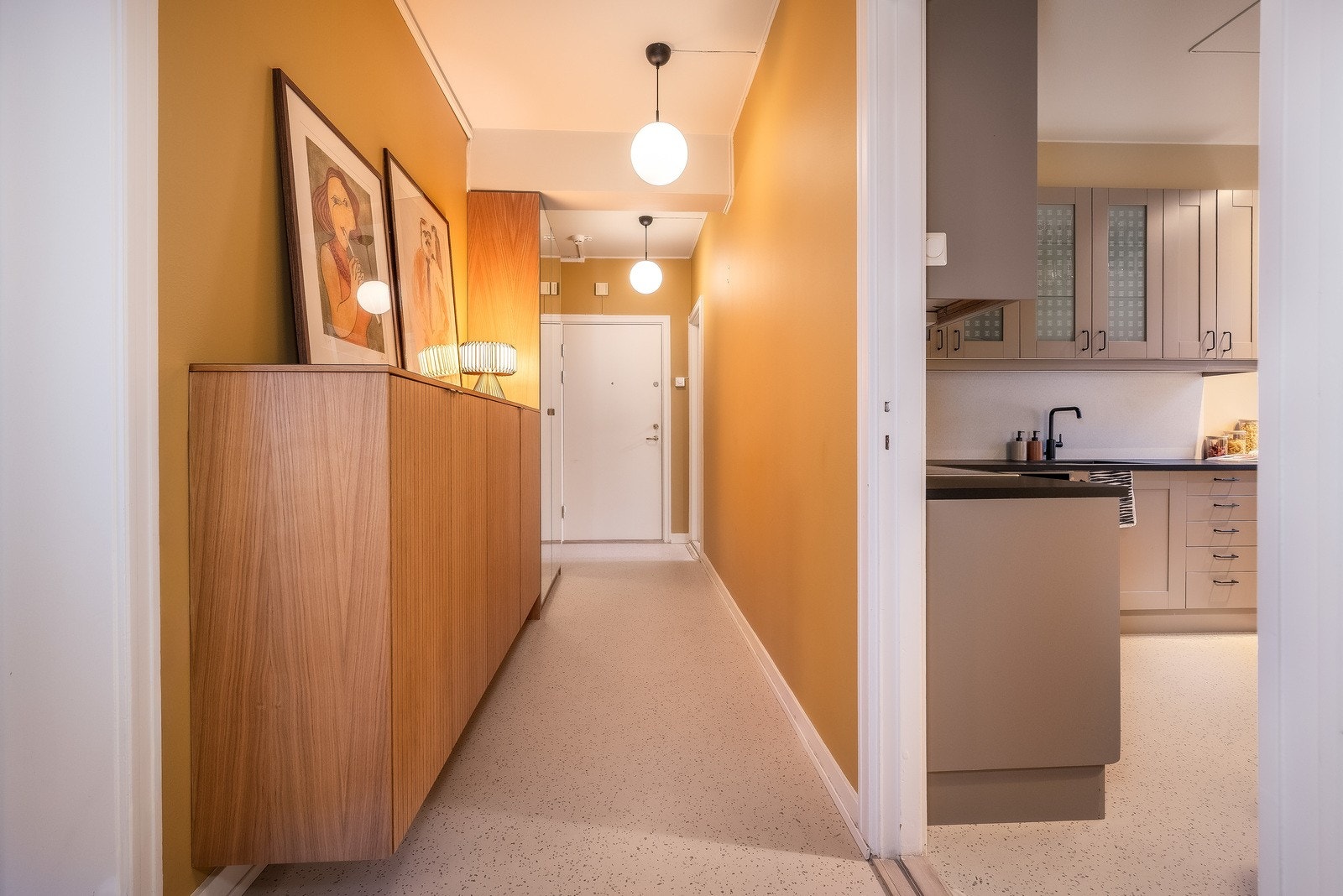 I 2022 ble det lagt nytt gulv på kjøkken og i gang, utført av profesjonelle. Galleribilde