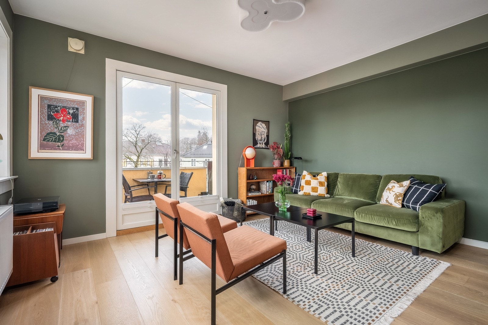 Stuen har også plass til både sofagruppe og TV med tilhørende møblement. Galleribilde