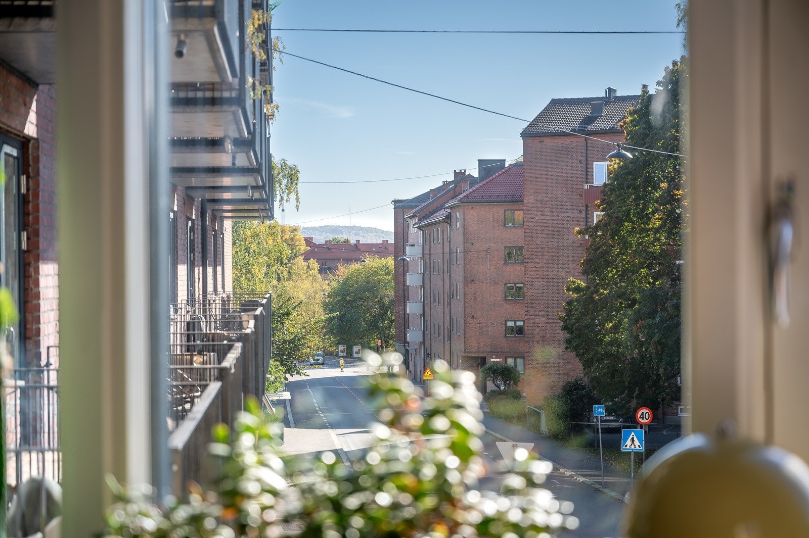 Utsikt mot nærliggende bygninger gir en følelse av nærhet til bylivet. Galleribilde