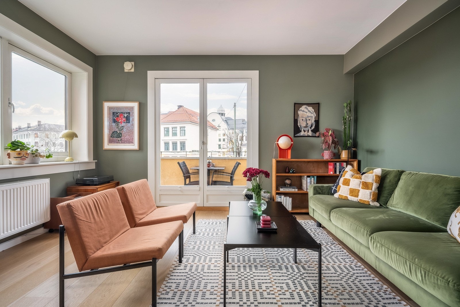 Oppholdsrommets utforming gir gode muligheter for naturlig soneinndeling. Galleribilde