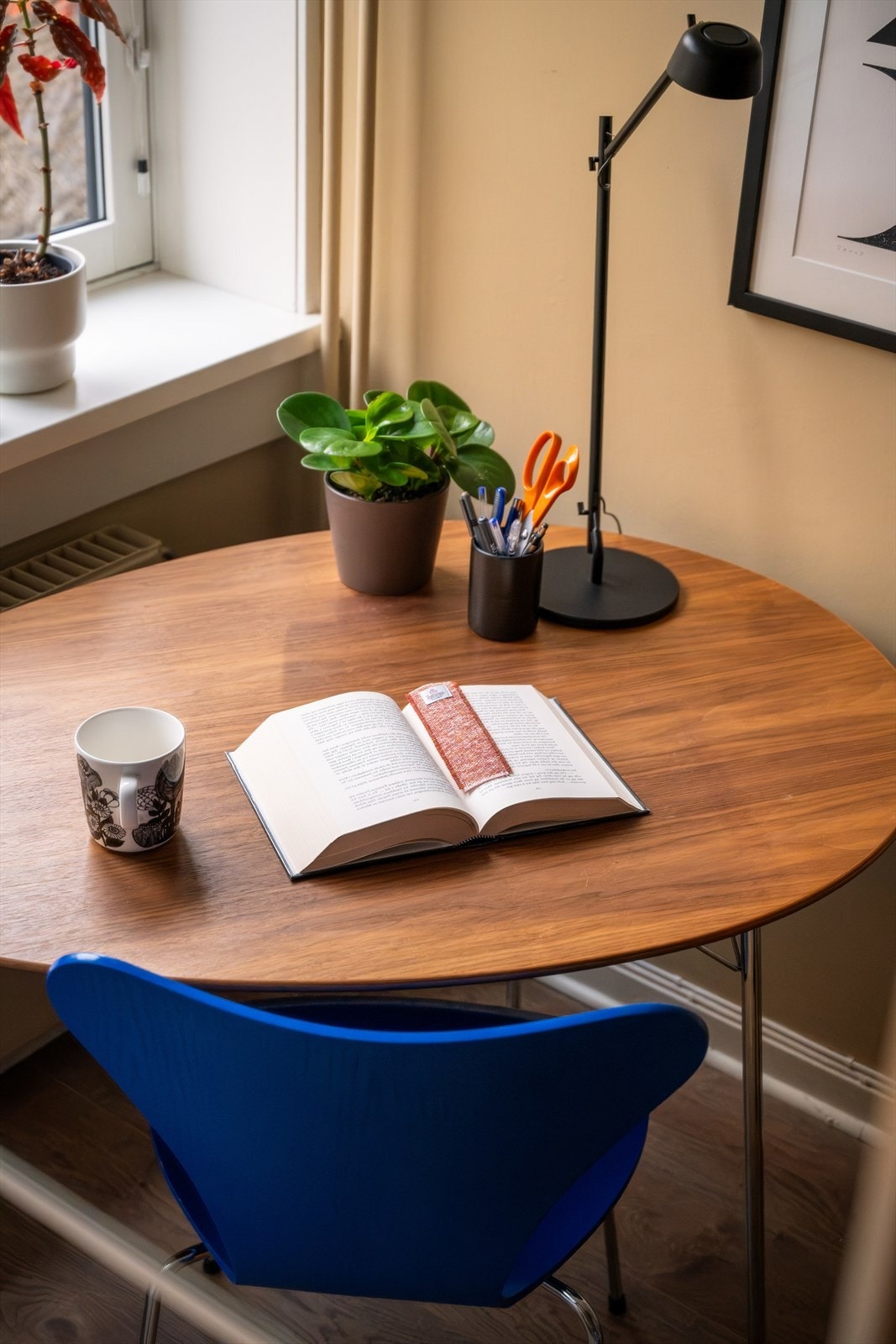 Plass til skrivebord ved vinduet gir en praktisk arbeidsplass. Galleribilde