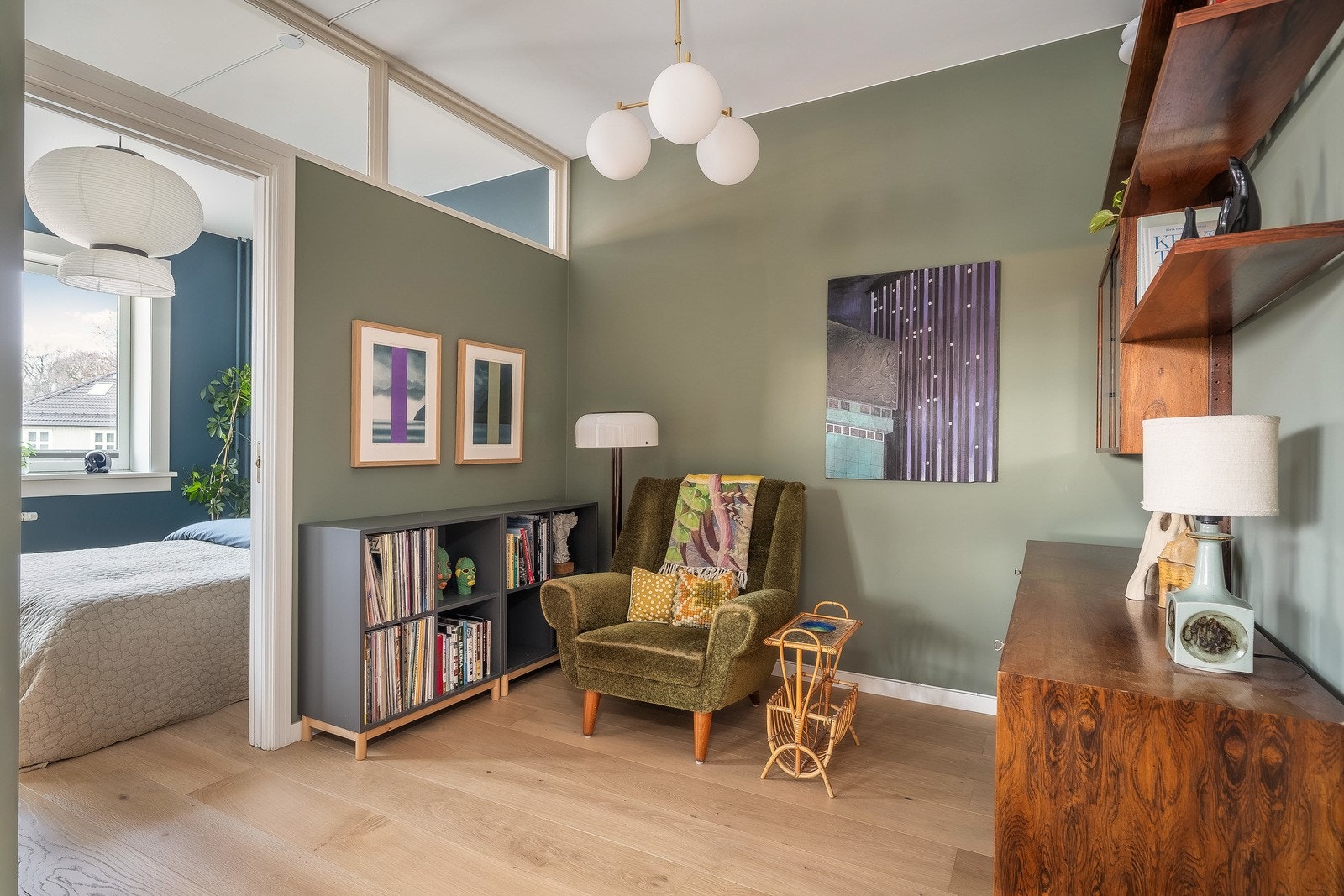 Leiligheten disponerer en ekstern loftsbod på ca. 5 m² og en kjellerbod målt til omtrent 1 m². Galleribilde