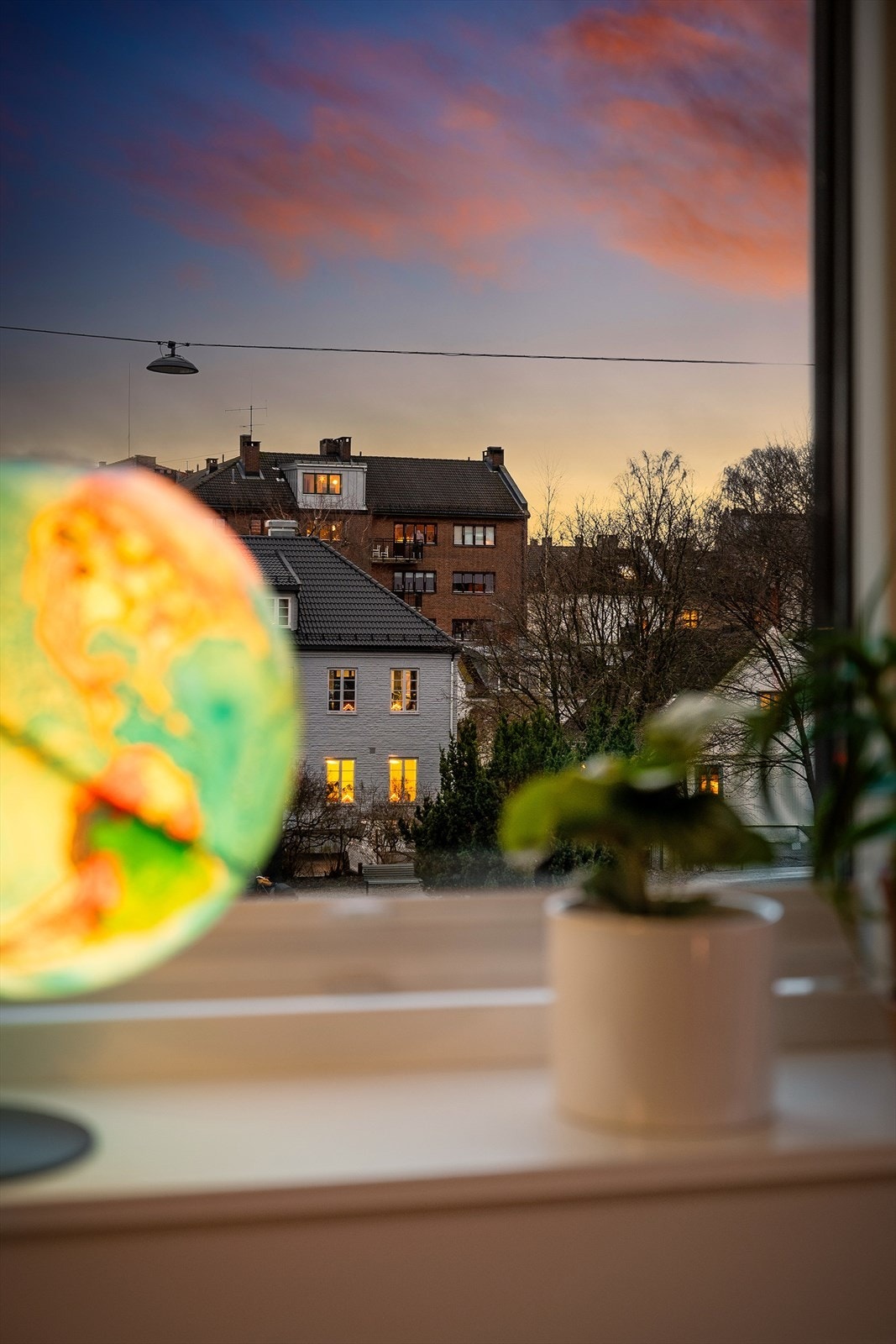 Vinduer og balkongdører med isolerglass fra 2018, karm og ramme i tre. Galleribilde