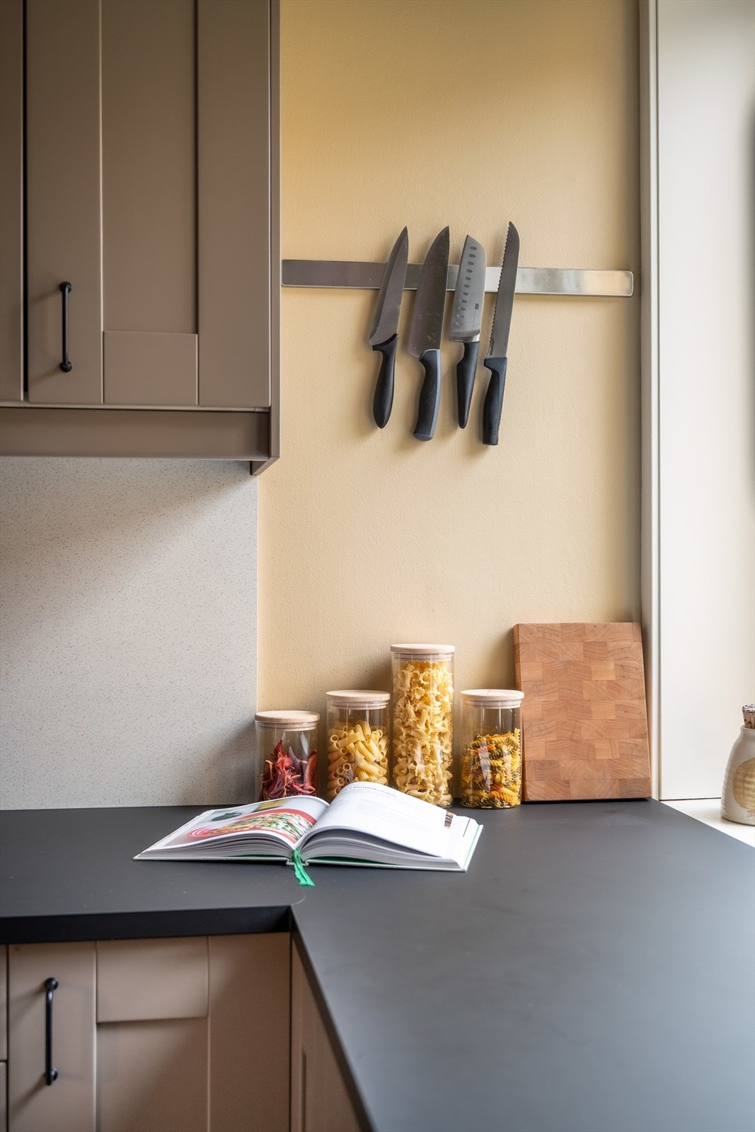 Med handelen følger frittstående komfyr, kombinert kjøle-/fryseskap og oppvaskmaskin. Galleribilde