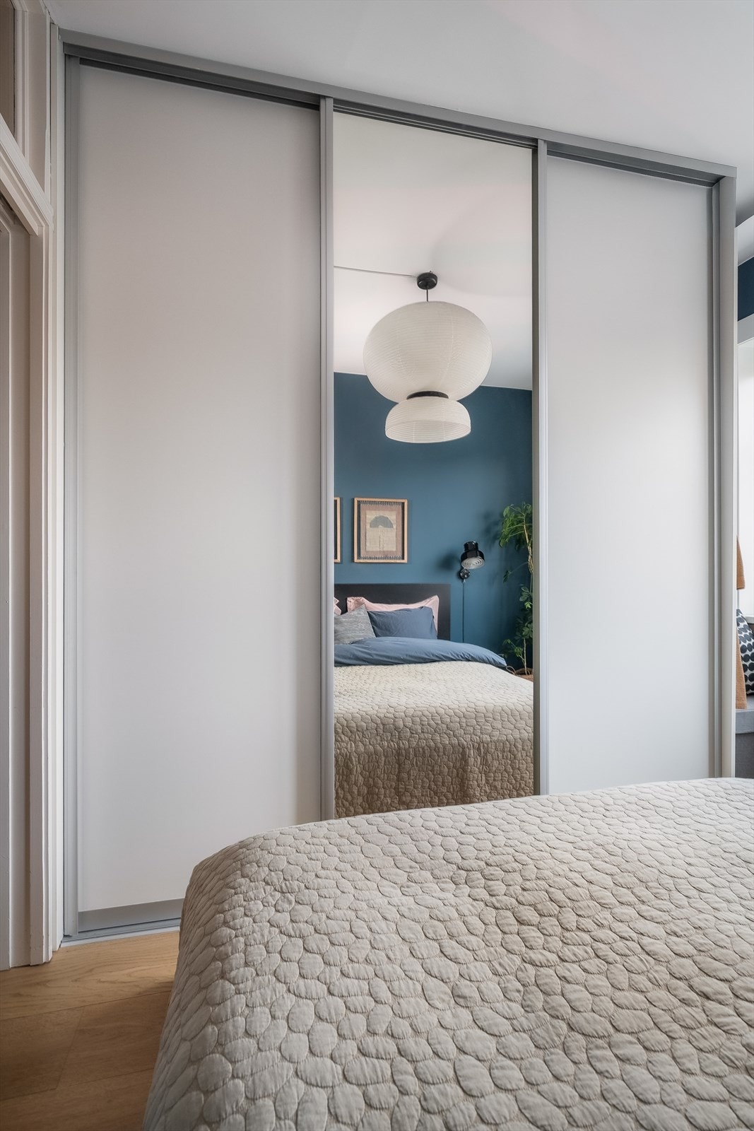 Skyvedørsgarderobe gir effektiv oppbevaringsløsning. Galleribilde