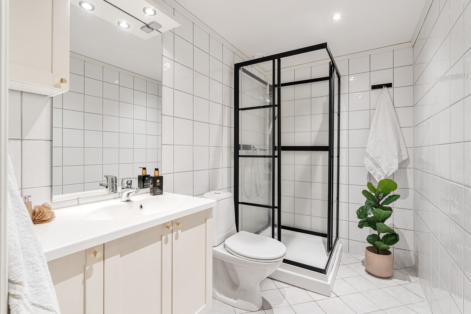 Romslig baderom/vaskerom fra byggeår. Gulvvarme. Dusjkabinett fra 2021. Galleribilde