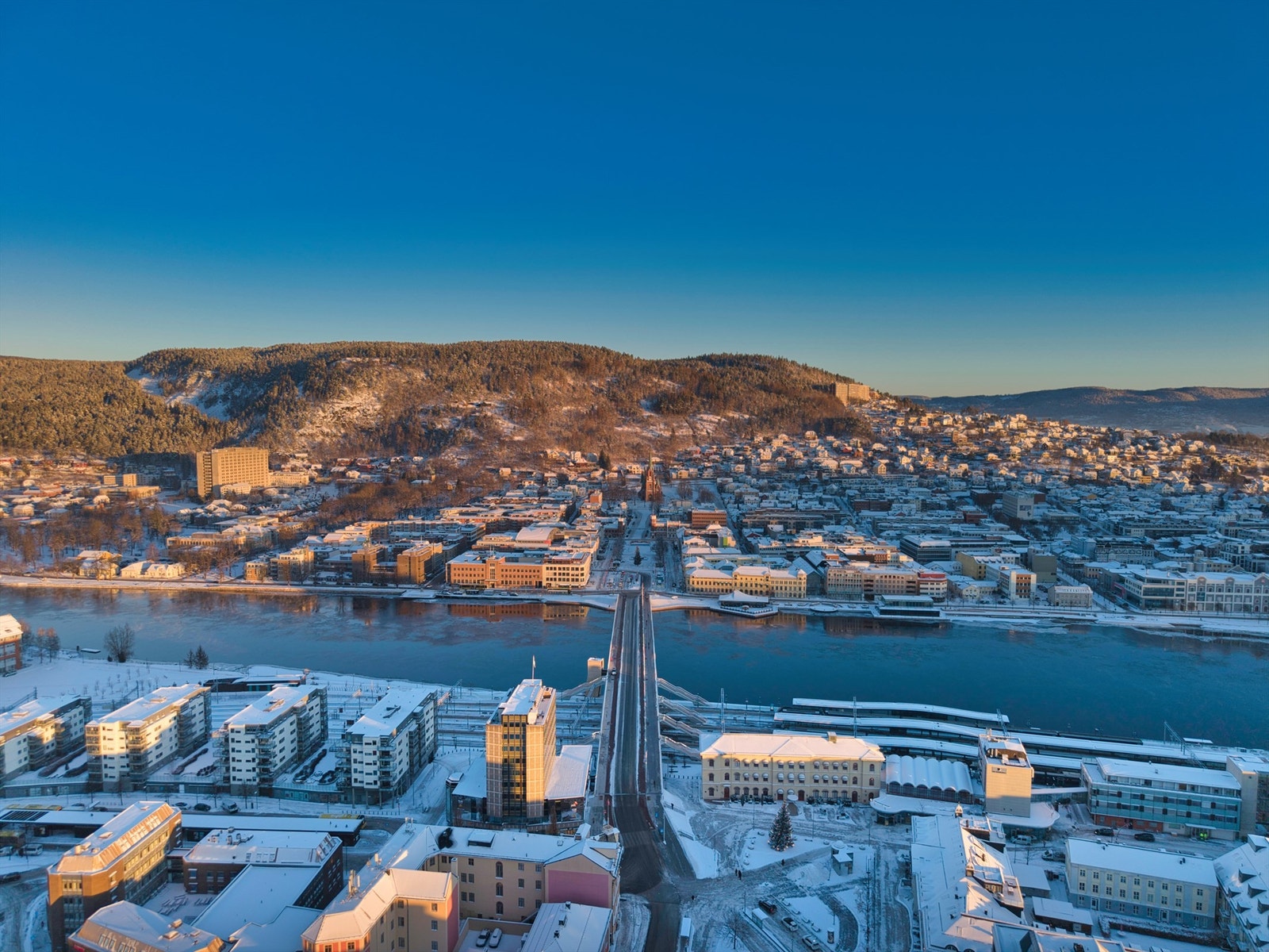 Kun få minutters gange til Bragernes Torg over den nye bybrua i Drammen som sto ferdig oktober 2025. Galleribilde