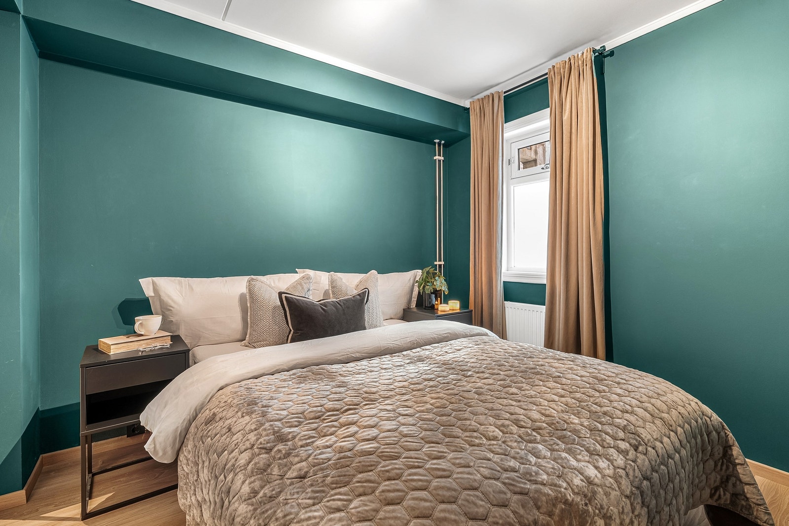 Det er god plass til en dobbeltseng og nattbord på hver side. Radiator på soverommet. Galleribilde