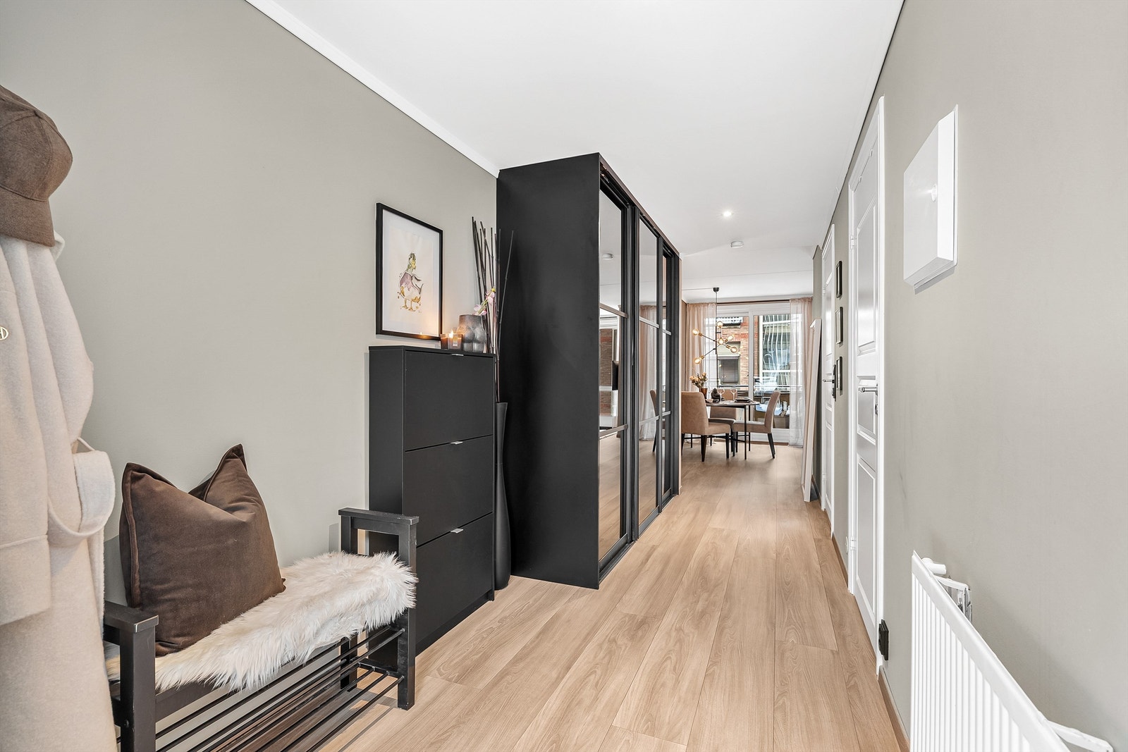 Pen entré/gang med god plass til oppheng av yttertøy og sko. Galleribilde