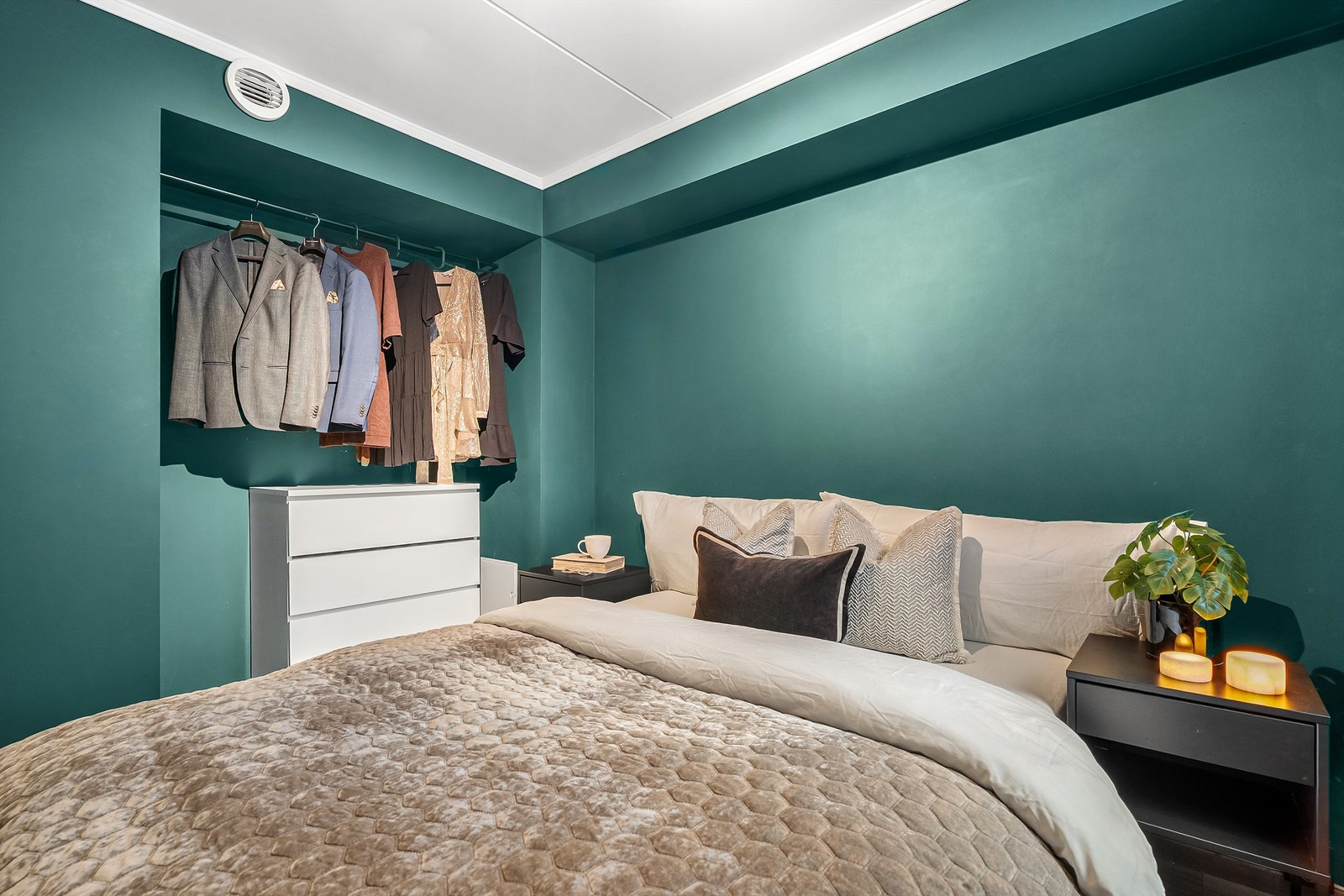 Leiligheten har ett soverom av god størrelse. Det er plass til et garderobeskap i nisjen. Galleribilde