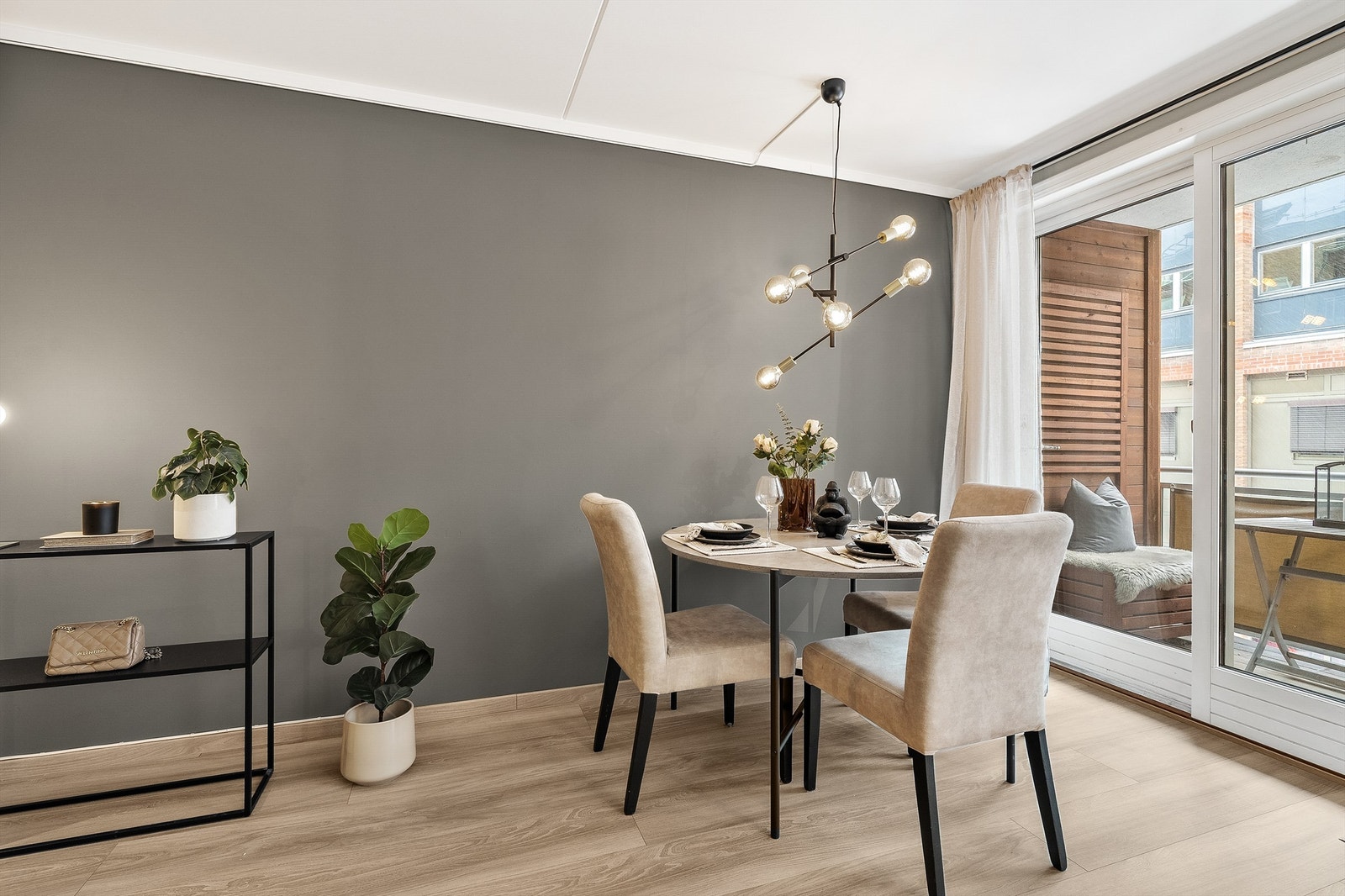 Det er god plass til et spisebord i stuen. Galleribilde