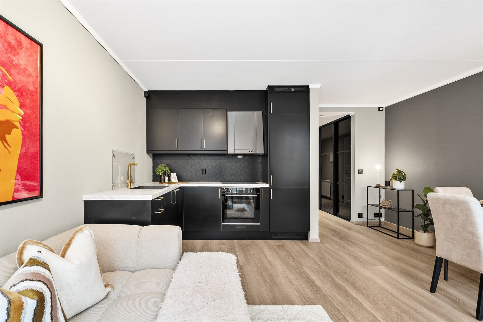 Leiligheten ble modernisert i 2021 og byr på moderne preg. Galleribilde