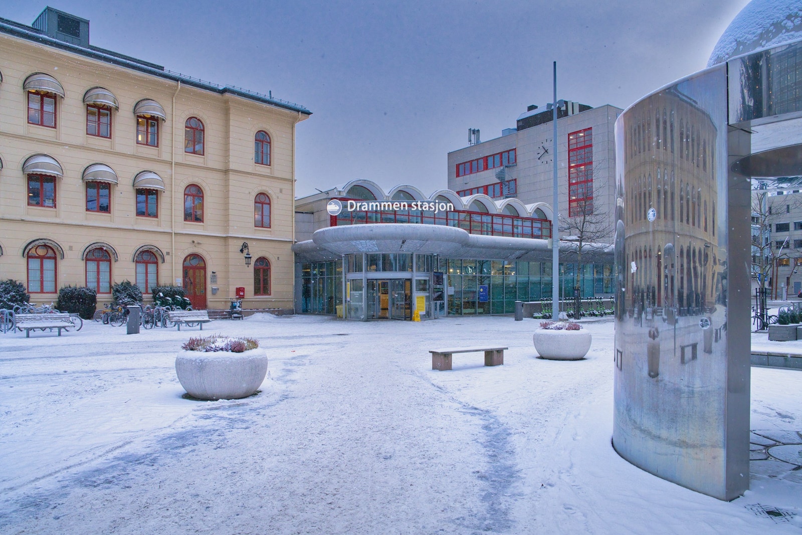 Kort gangavstand til Drammen togstasjon med gode togforbindelser mot Oslo, Kongsberg og Tønsberg. Galleribilde