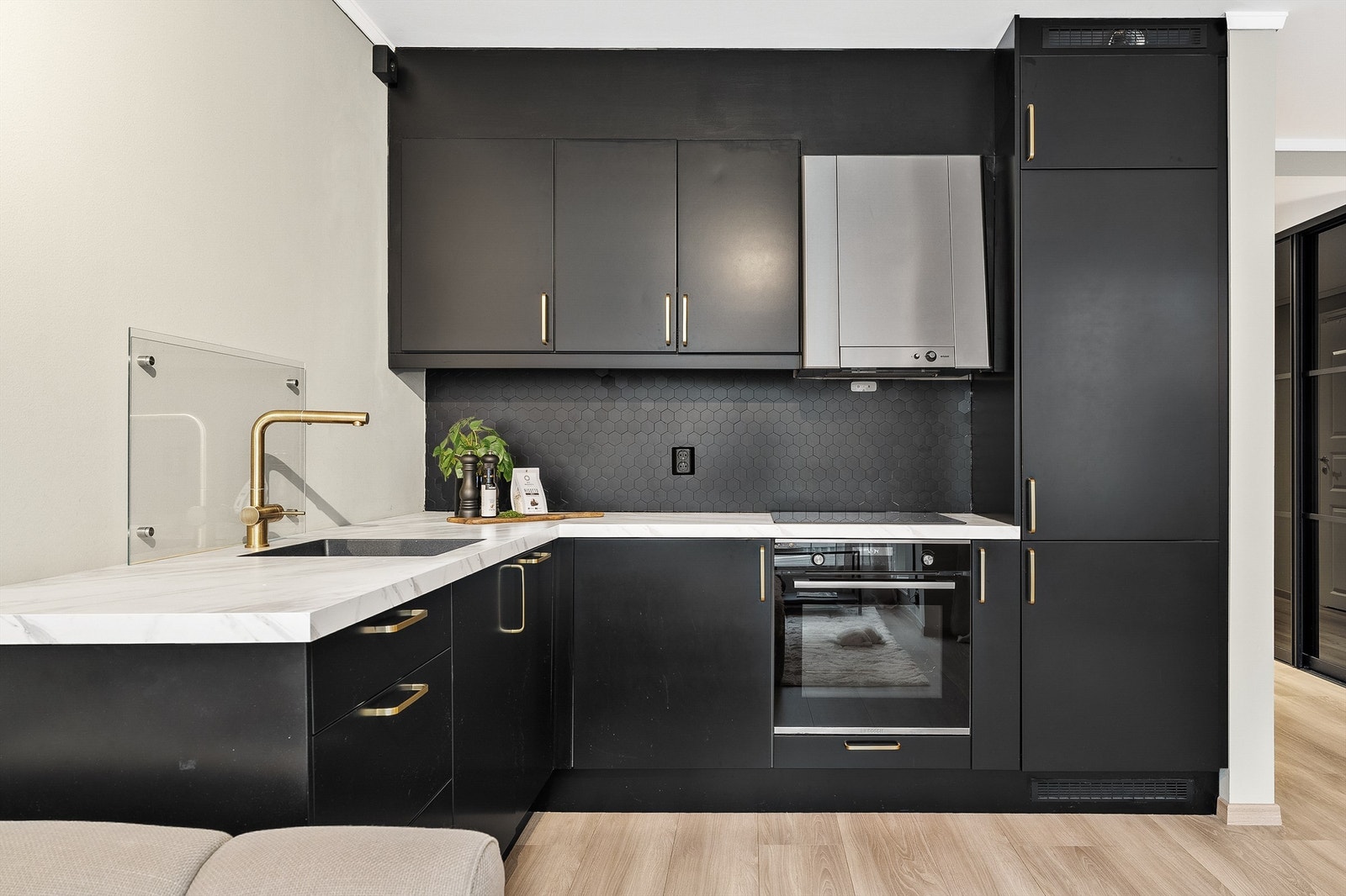 Det er integrert oppvaskmaskin, induksjonstopp og stekeovn, samt kjøl/frys plassert i høyskap. Galleribilde