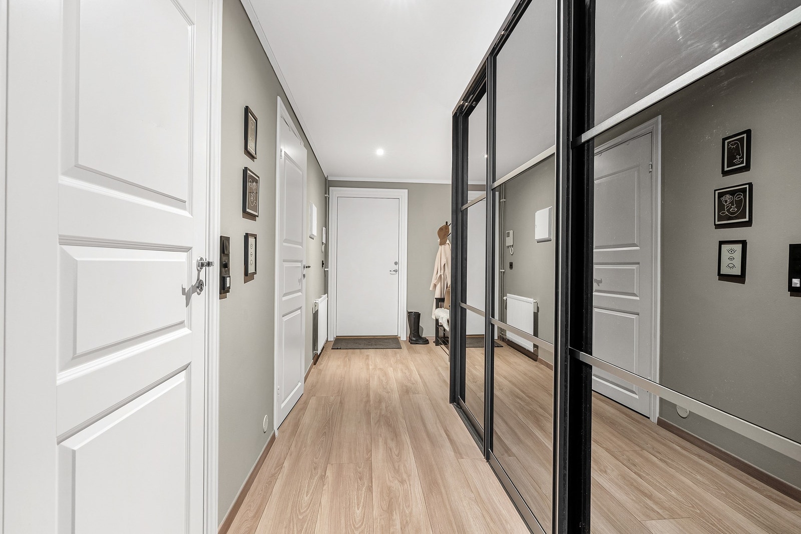 I gangen er det montert et stort garderobeskap fra Garderobeeksperten. Galleribilde