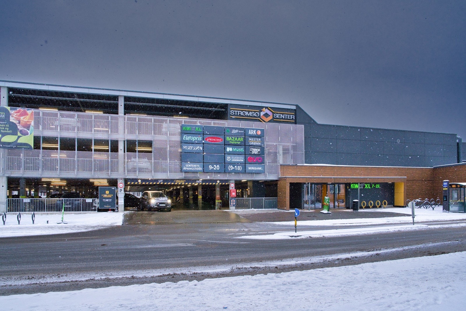 Kun 7 minutters gange fra leiligheten finner du Strømsø senter med det du måtte trenge av butikker og fasiliteter. Galleribilde