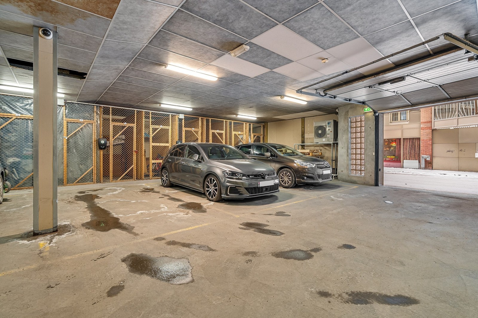 Parkeringsplass med lader i felles garasjekjeller i underetasjen. Bod på 4 kvm bak plassen. Galleribilde