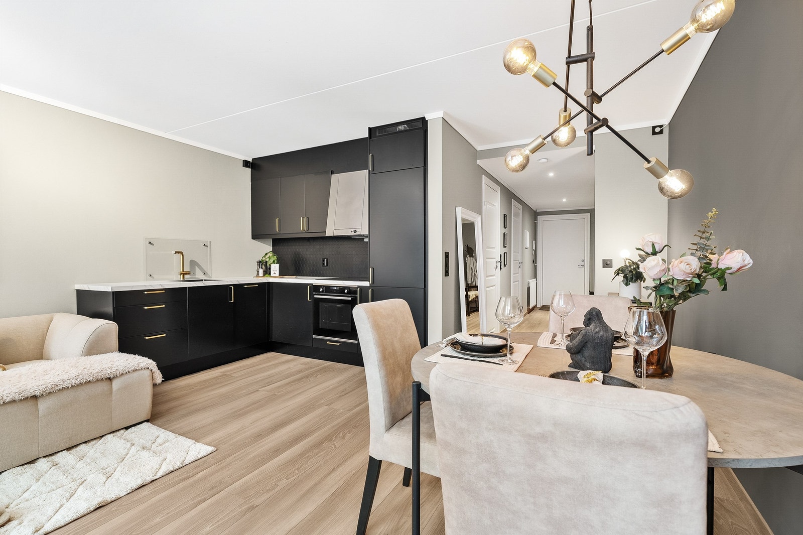 Åpen stue-og kjøkkenløsning med naturlig plass til spisebord. Vegger ble malt og sparklet i 2021. Galleribilde