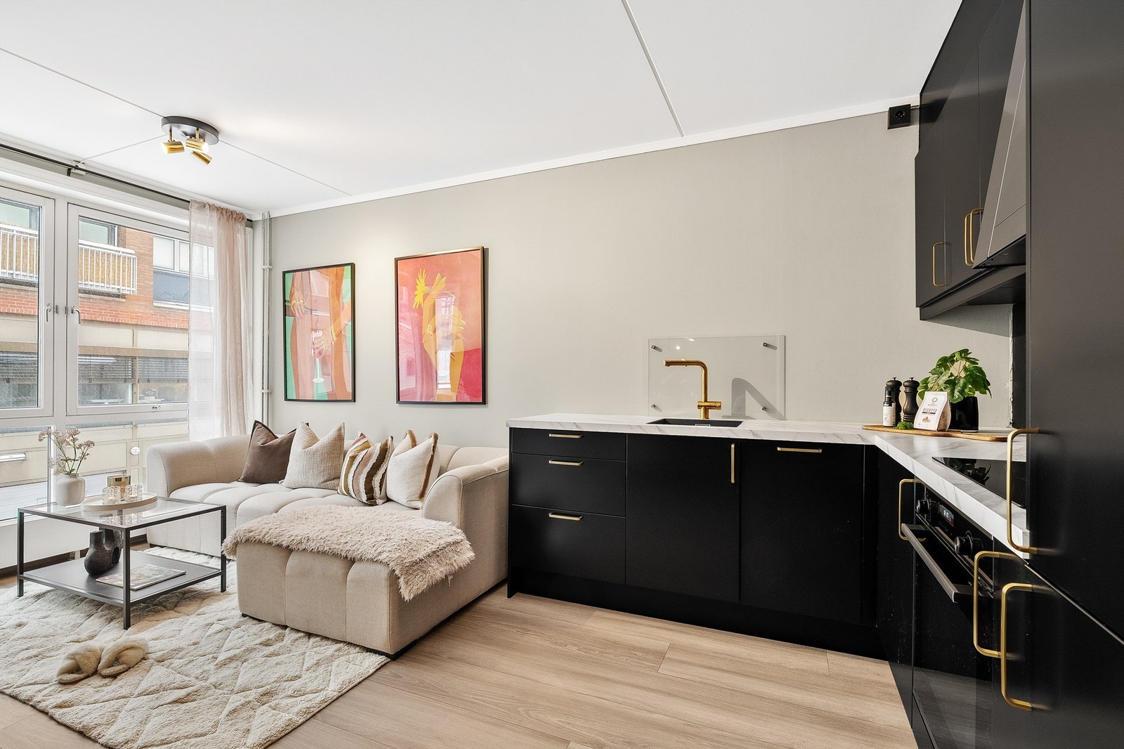 Lys og luftig stue med åpen løsning mot kjøkkenet. Foto: Harald Johannessen Galleribilde