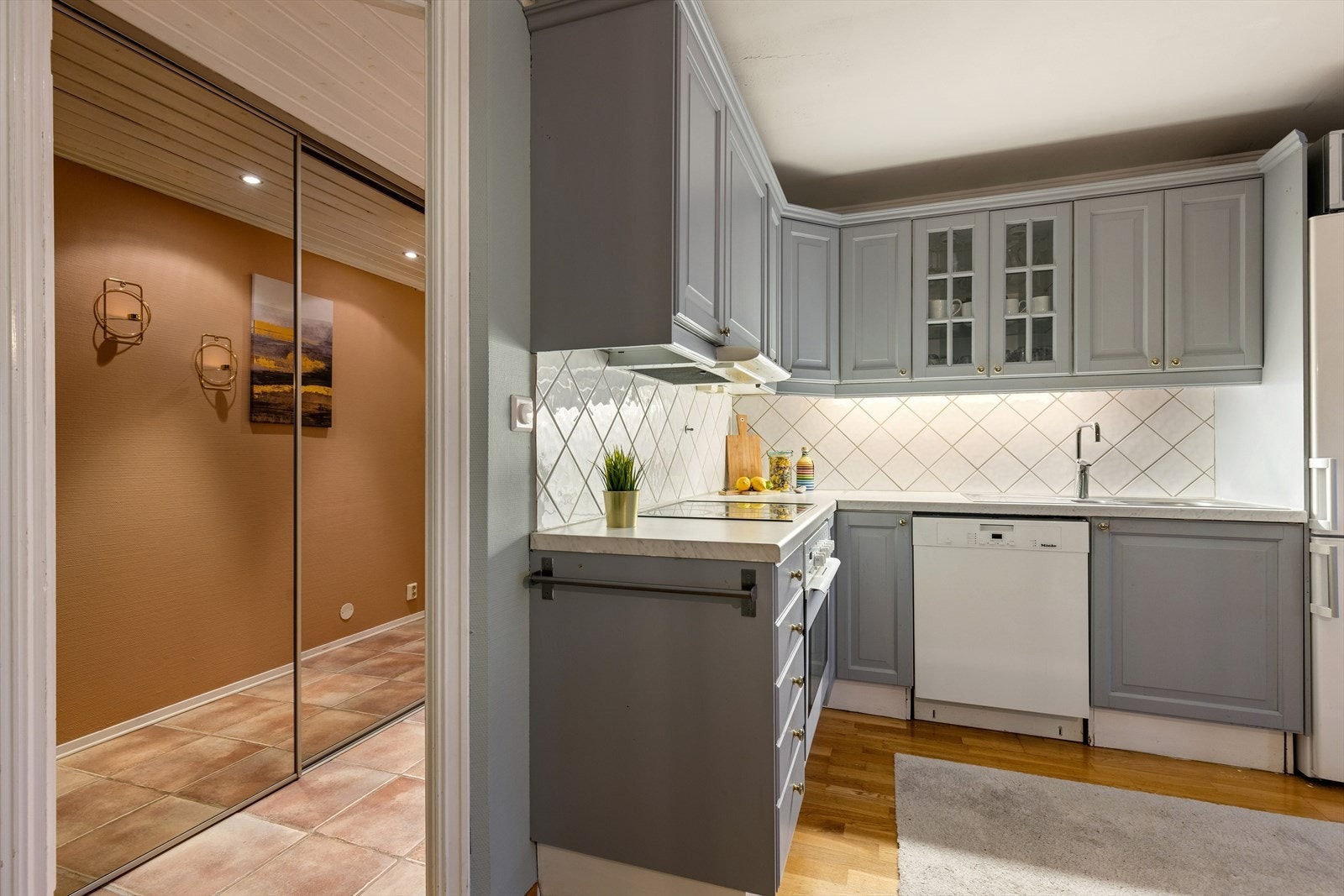 Stor skyvedørsgarderobe i entréen. Galleribilde