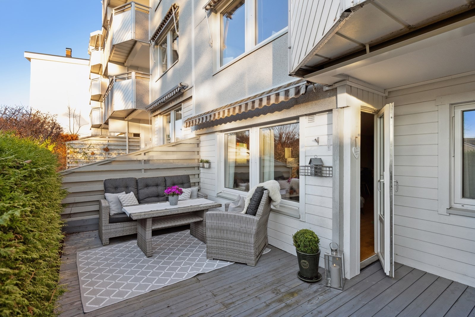 Koselig uteplass med god plass til besøk! Galleribilde