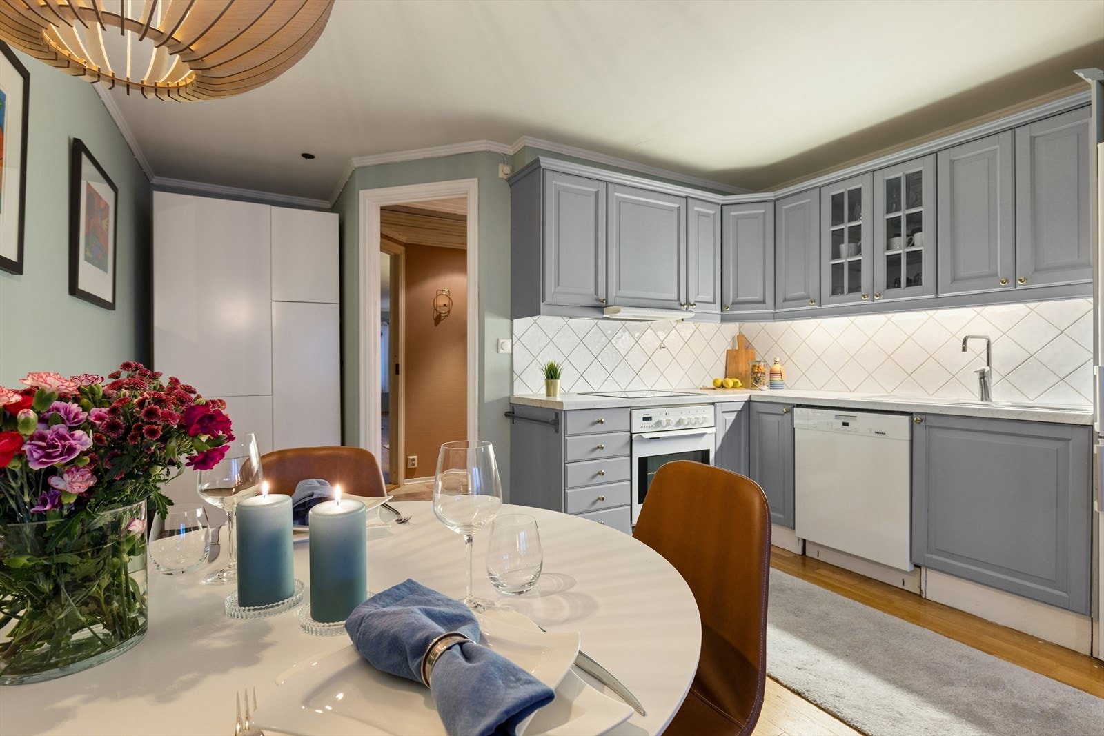 Malt, profilert kjøkkeninnredning og ekstra skap i nisje. Galleribilde