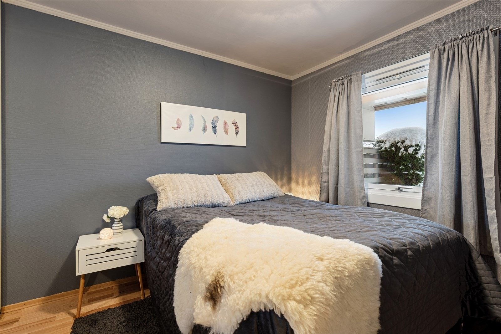 Soverom med god plass til dobbeltseng. Galleribilde