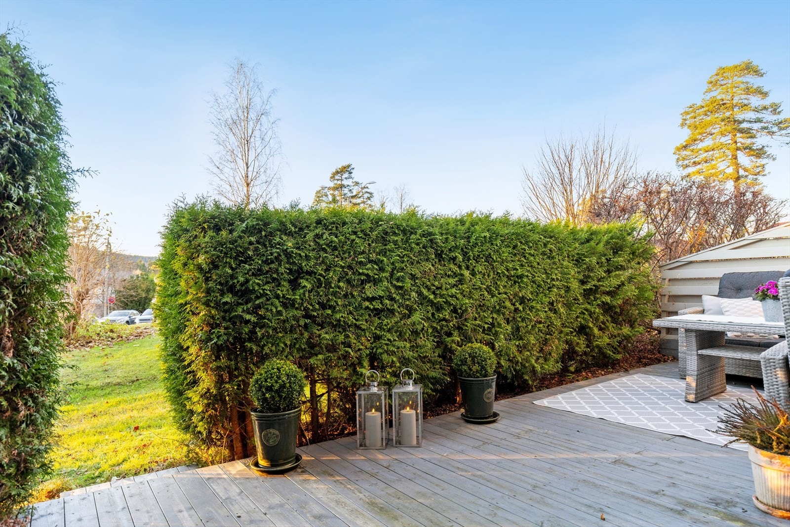 Sydvestvendt, usjenert uteplass på ca 22 kvm. med sol fra 12-13tiden til ca solnedgang! Galleribilde