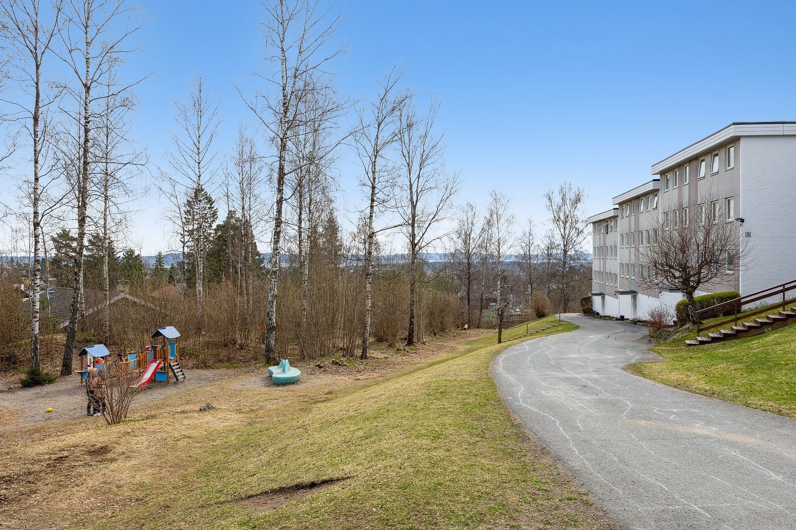 Lekeplass nedenfor blokken, i trygge omgivelser for barna! Galleribilde