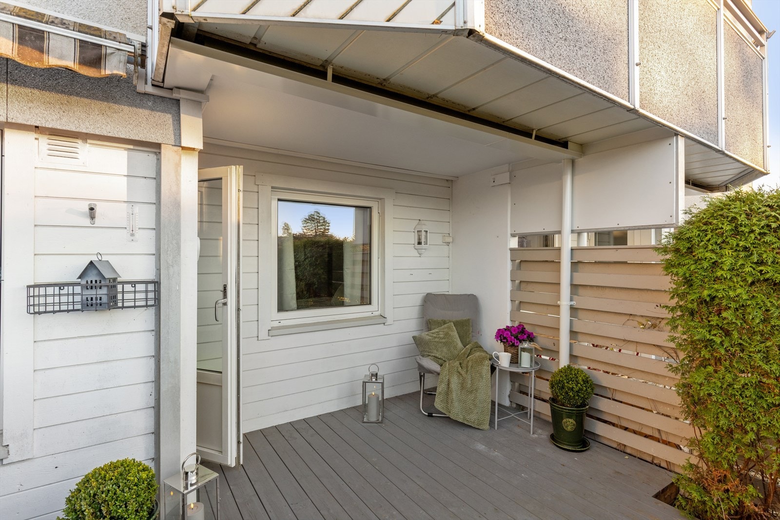 Uteplassen er delvis overbygd som gjør at du har en ekstra "stue" om sommeren! Galleribilde