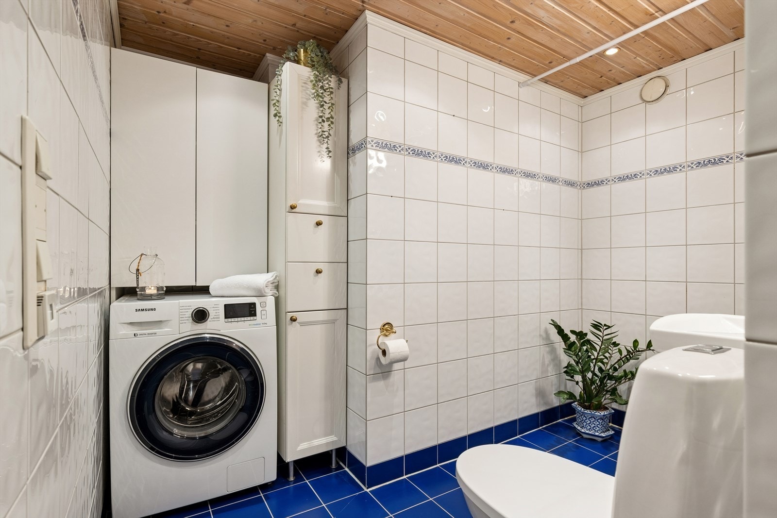 Flislagt og romslig baderom med varme i gulvet og nyere toalett. Galleribilde