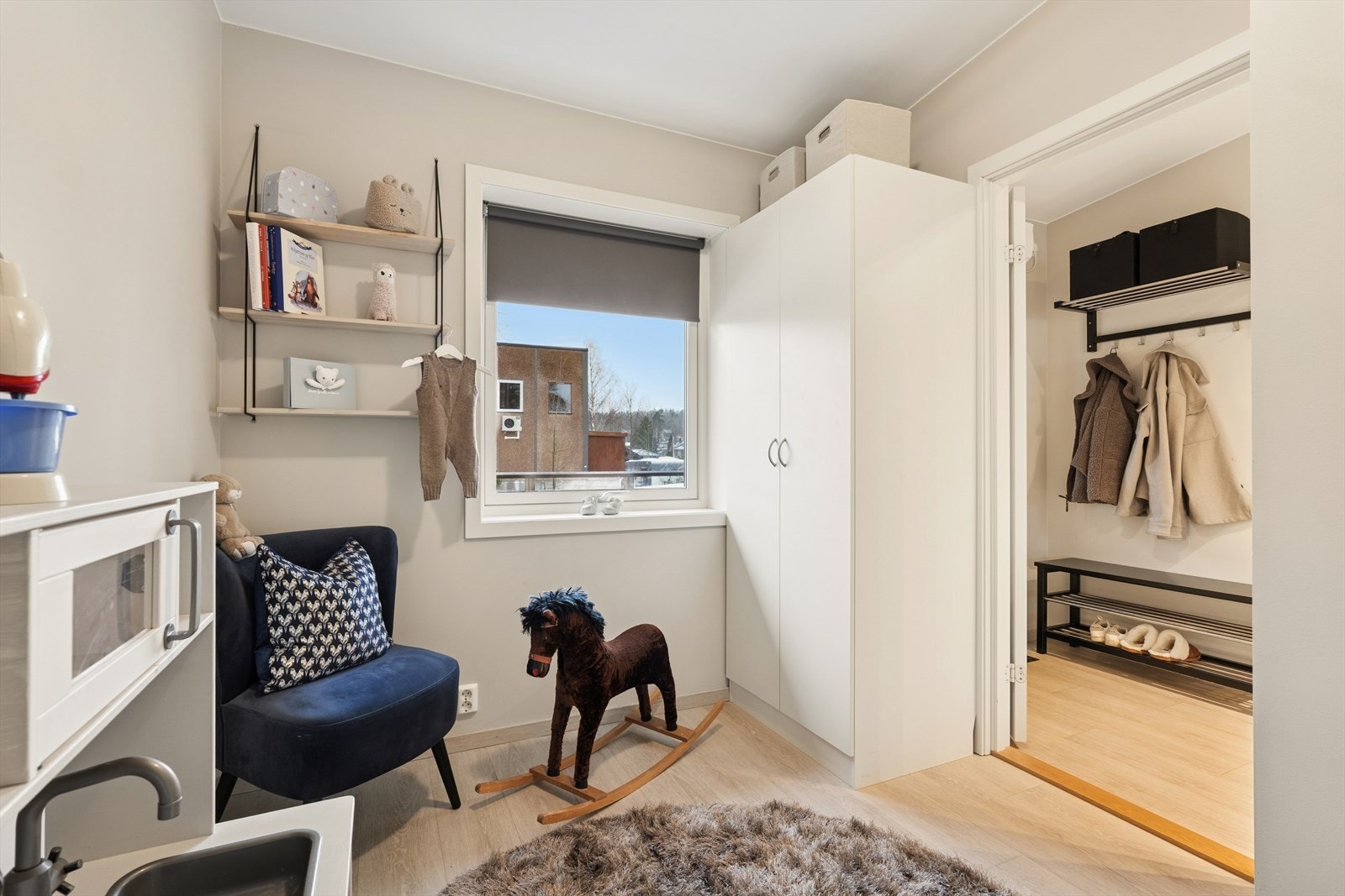 Rommet passer også godt som kombinert gjesterom/kontor. Garderobeskap til oppbevaring Galleribilde
