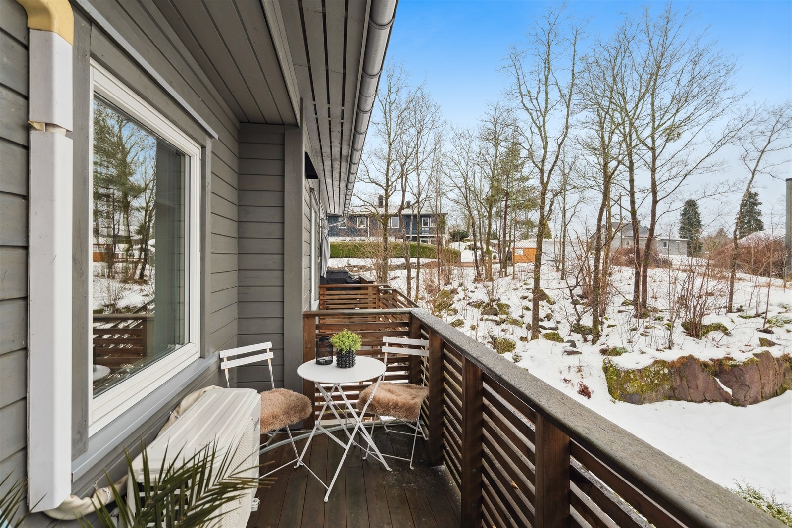 Altan på 12 kvm med utgang fra stuen. Galleribilde
