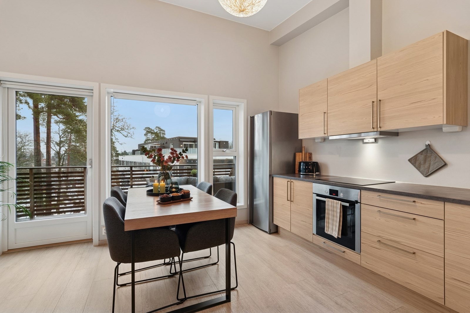 Plass til spisebord gir en naturlig overgang mellom kjøkken og stue. Galleribilde