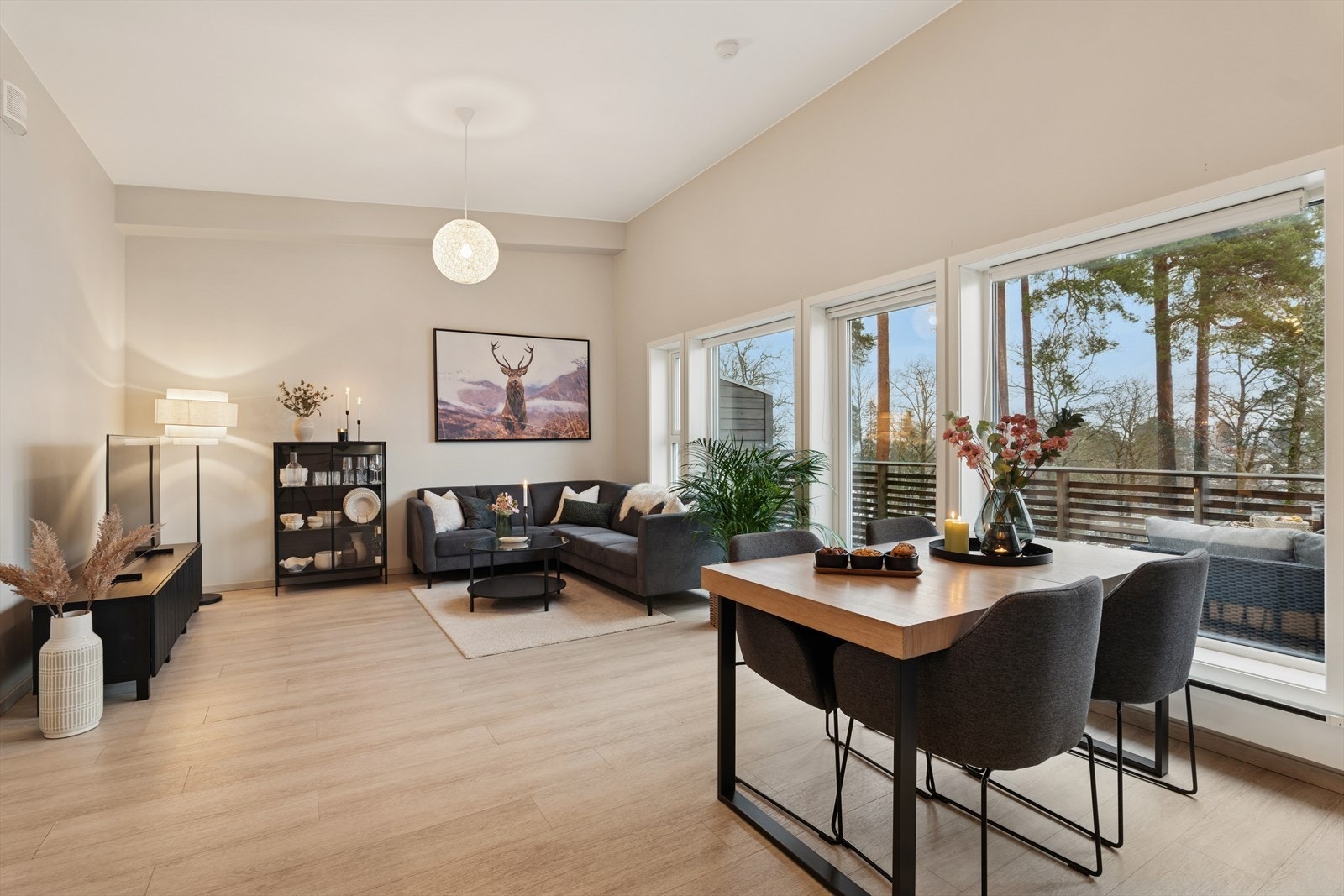 Store vindusflater og utgang til altan gir godt lysinnslipp og fin utsikt til nærområdet. Galleribilde