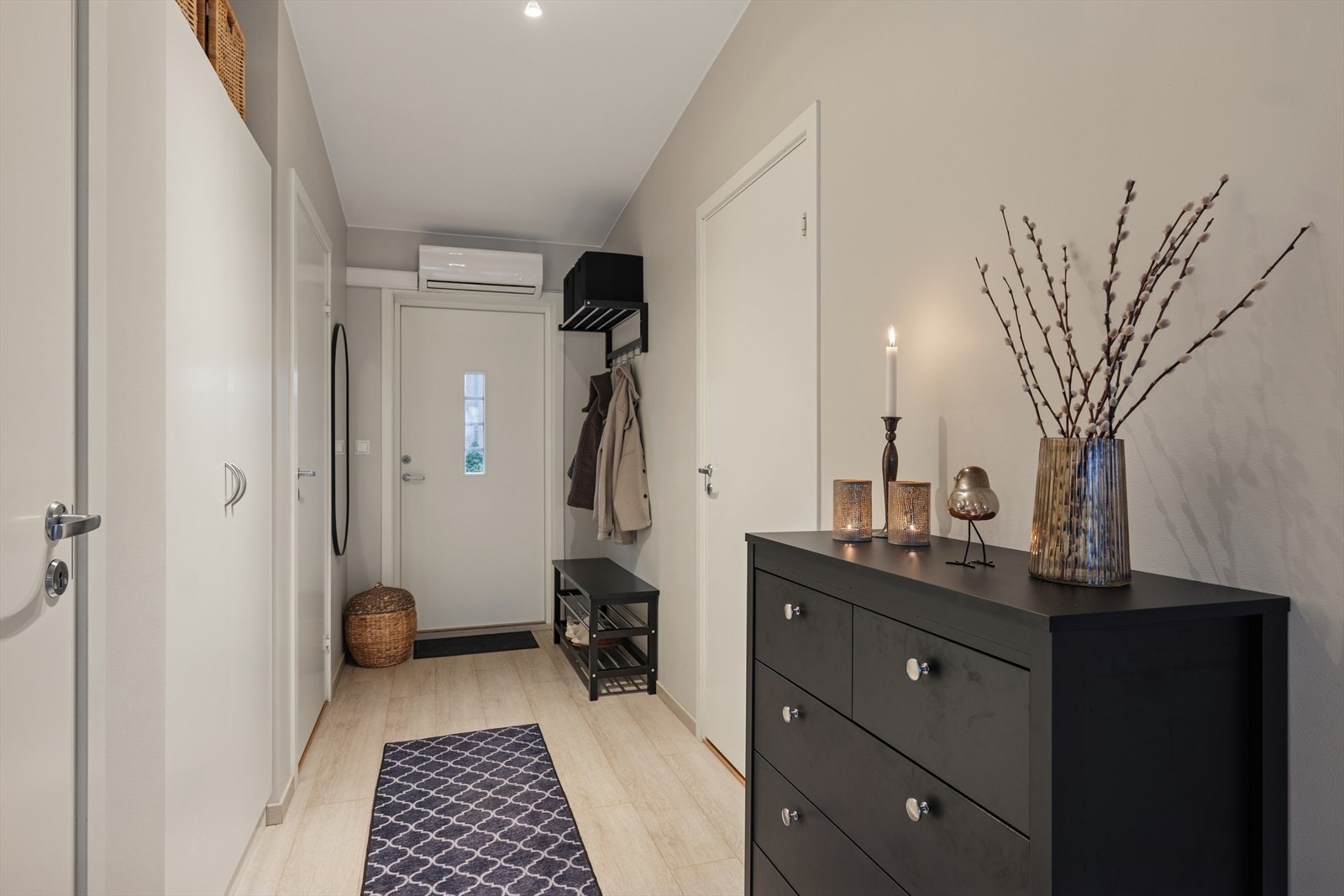 Velkommen inn! Entréen har laminatgulv og malte slette vegger, som gir en moderne og praktisk inngang. Galleribilde