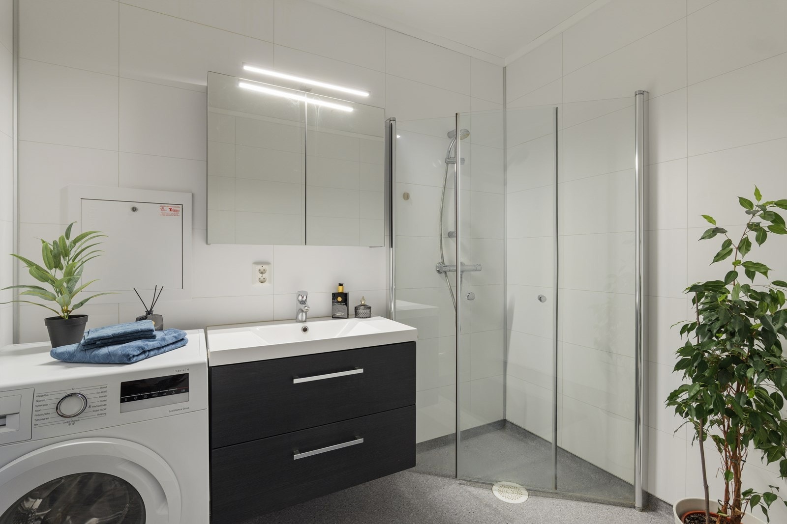 Badet har vinylbelegg på gulvet og baderomsplater på veggene og varmekabler. Galleribilde