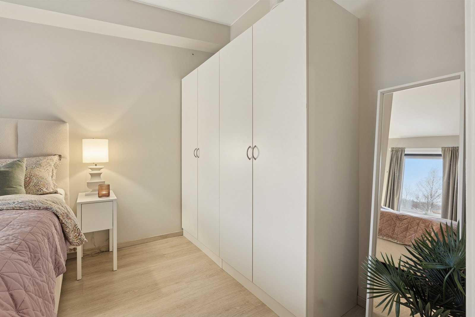 Garderobeskap som gir effektiv oppbevaringsløsning i rommet. Galleribilde