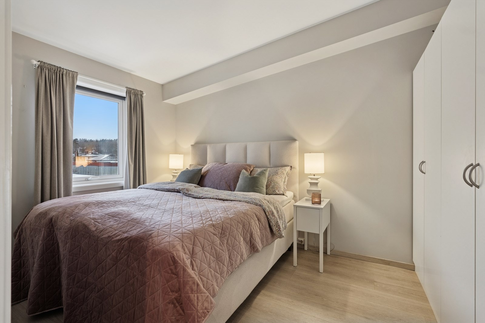 Hovedsoverommet har rikelig med garderobeskap og god plass til dobbeltseng og tilhørende møbler. Galleribilde